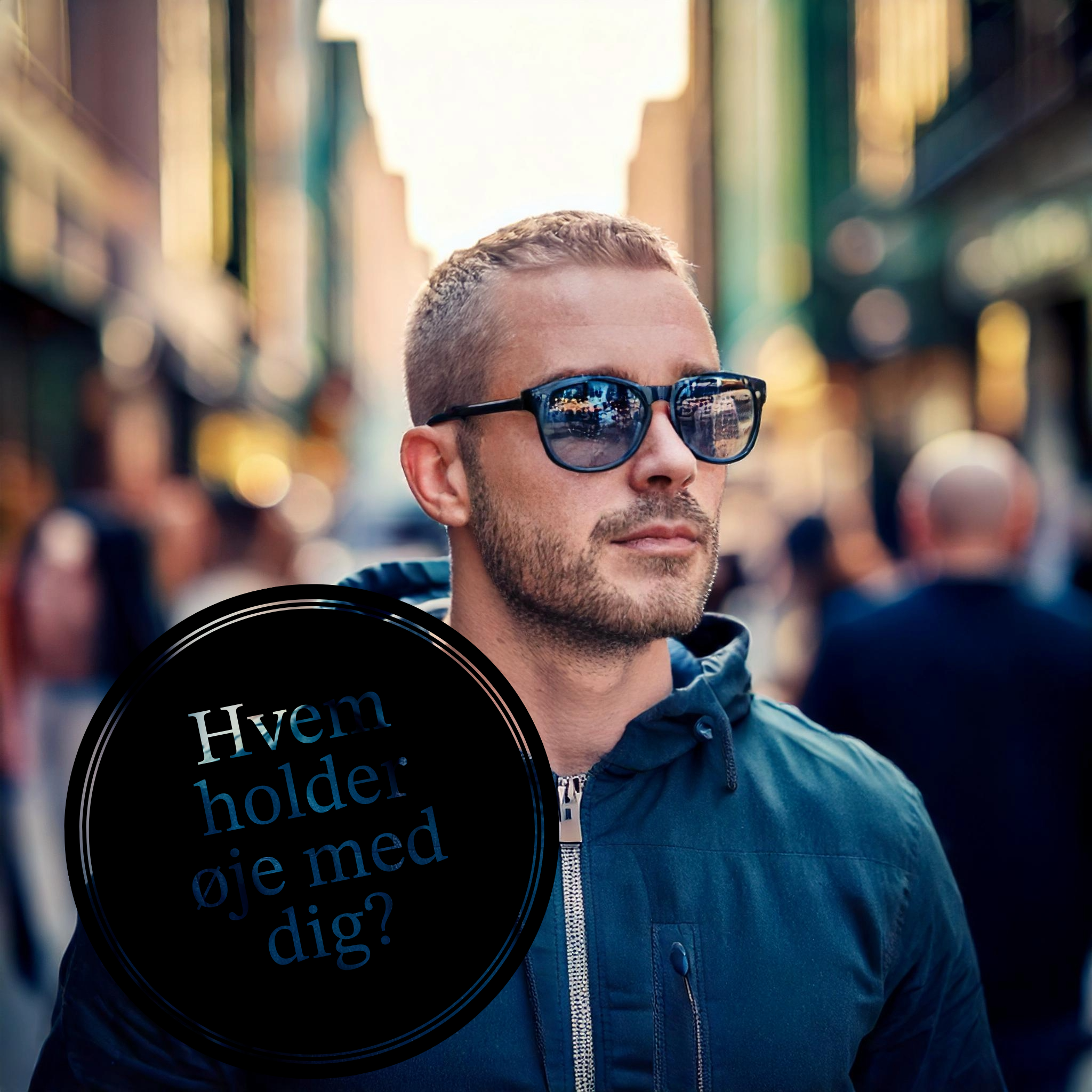 Hvem holder øje med dig? Mand med Meta glasses, står i en gågade