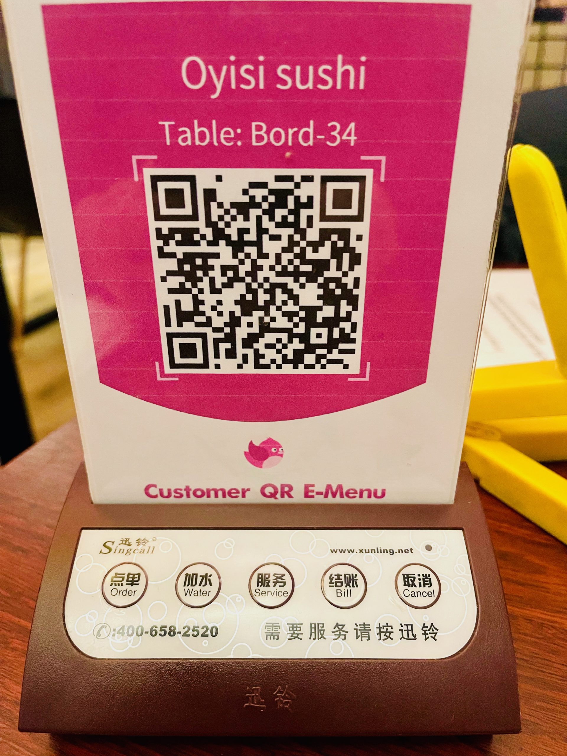 Robot tjener 2 robotter står foran en bygning